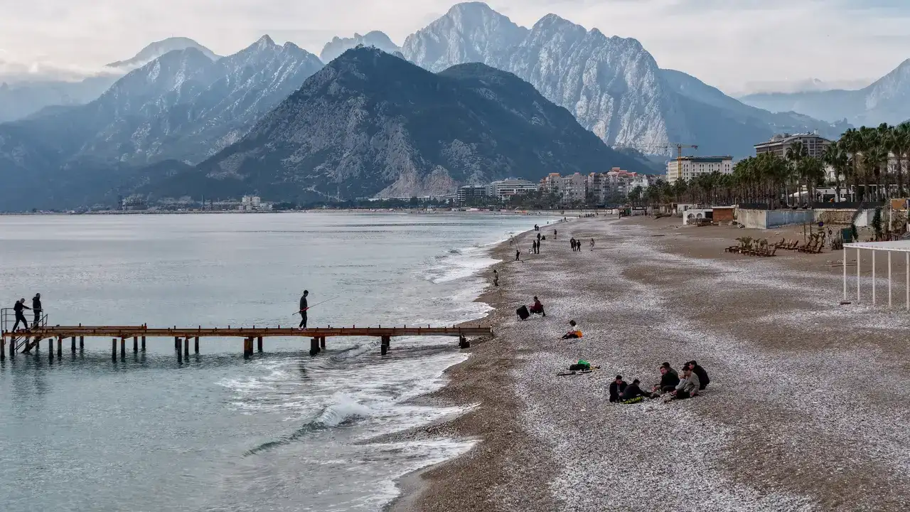 Antalya’da Karlı Dağ Manzarasında Sahil Keyfi 8